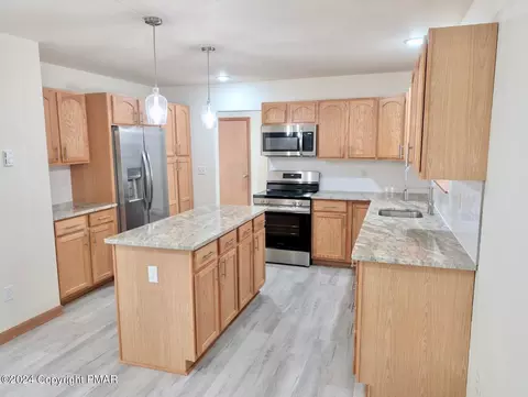 143 Cornwall Pl, Bushkill, PA 18324 photo 8