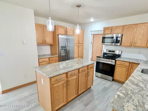 143 Cornwall Pl, Bushkill, PA 18324 photo 9