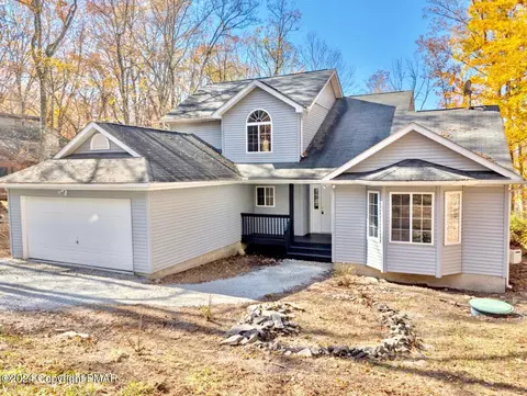 143 Cornwall Pl, Bushkill, PA 18324 photo 2