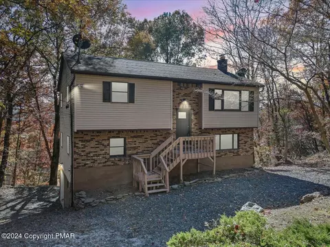 2403 Woodcrest Dr, East Stroudsburg, PA 18302
