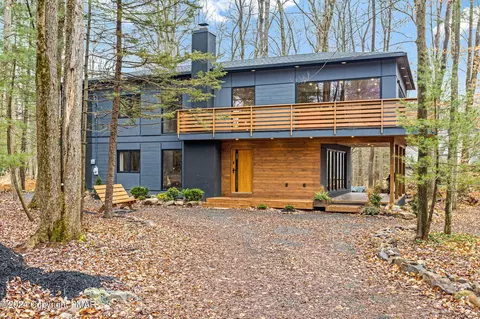 1142 Oakland Pl, Pocono Pines, PA 18350