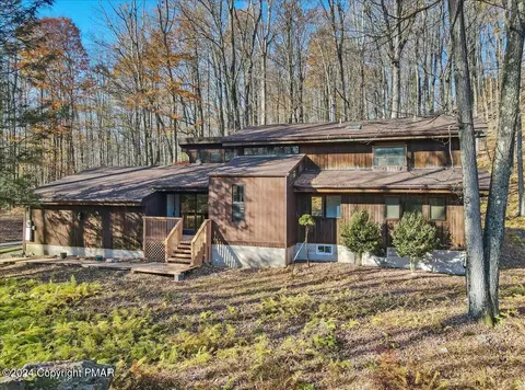 110 Plateau Dr, Greentown, PA 18426