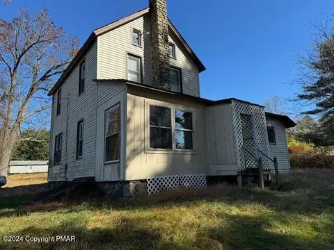 110 Coral Ln, Mount Pocono, PA 18344