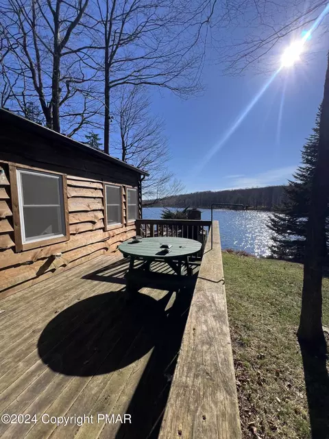 115 Pawnee Dr, Cresco, PA 18326