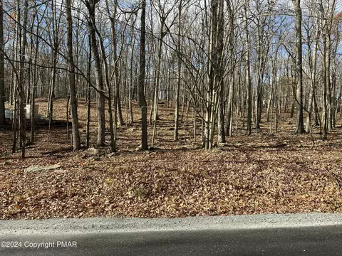 229 Forest Ridge Dr, Hawley, PA 18428