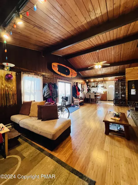 214 Mockingbird Ct, Bushkill, PA 18324