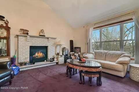 638 Lakeside Dr, East Stroudsburg, PA 18301
