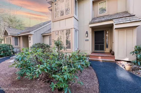 833 Crest Pines Ln, Long Pond, PA 18334