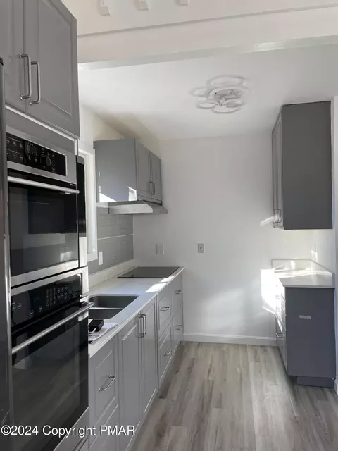 Kitchen - 2204 Exeter Ct, Bushkill, PA 18324 photo 2 of 5