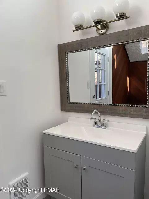 Bath - 2204 Exeter Ct, Bushkill, PA 18324 photo 2 of 3