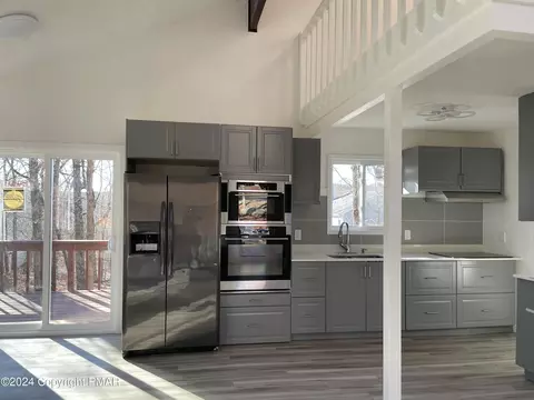 Kitchen - 2204 Exeter Ct, Bushkill, PA 18324 photo 4 of 5