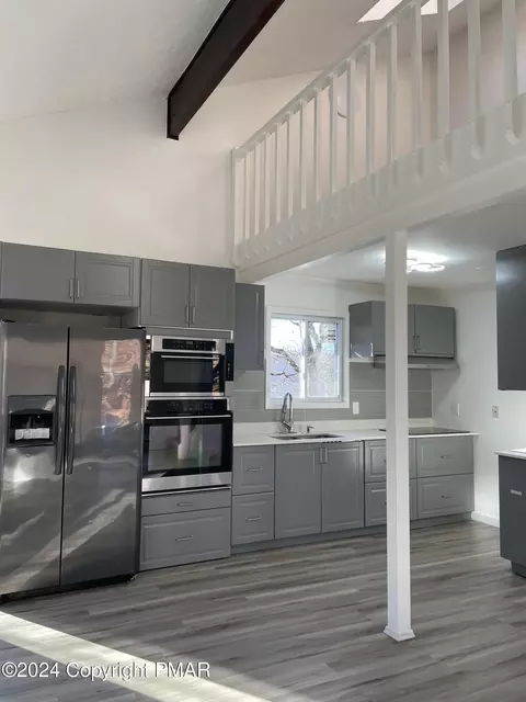 Kitchen - 2204 Exeter Ct, Bushkill, PA 18324 photo 3 of 5