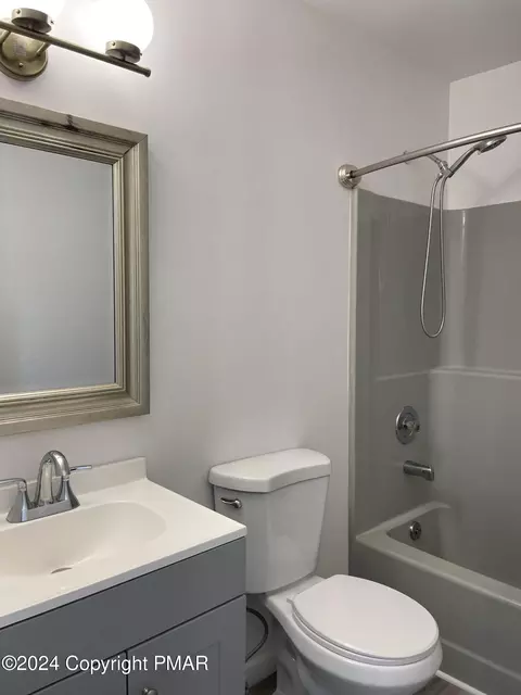 Bath - 2204 Exeter Ct, Bushkill, PA 18324 photo 1 of 3
