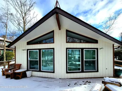 5126 Beach Side Dr, Tobyhanna, PA 18466