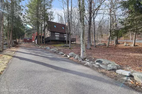 2237 Southport Dr, Bushkill, PA 18324