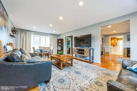 1036 Sheffield Ln, Huntingdon Valley, PA 19006