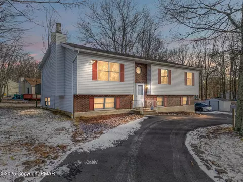 2123 Valleyview Dr, Bushkill, PA 18324
