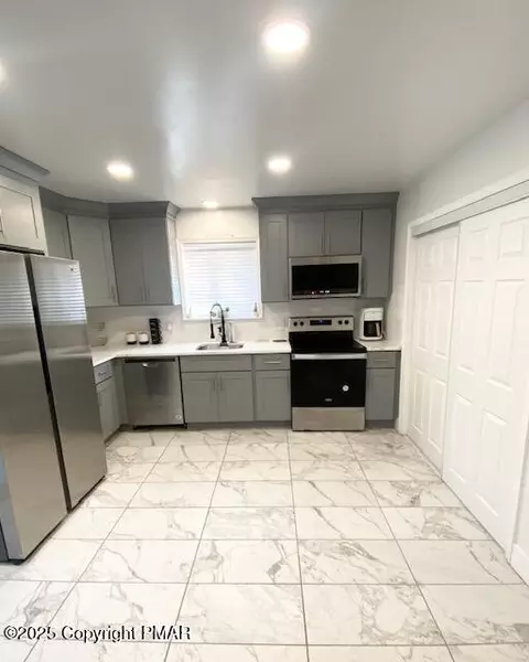Kitchen - 1109 Steele Cir, Bushkill, PA 18324 photo 1 of 1