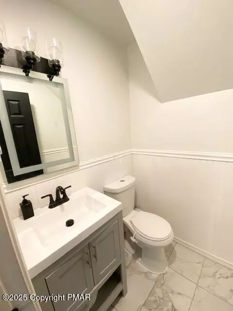 Bath - 1109 Steele Cir, Bushkill, PA 18324 photo 1 of 2