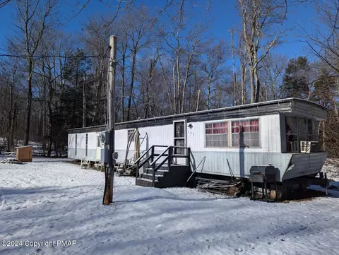137 Broken Arrow Ln, Gouldsboro, PA 18424