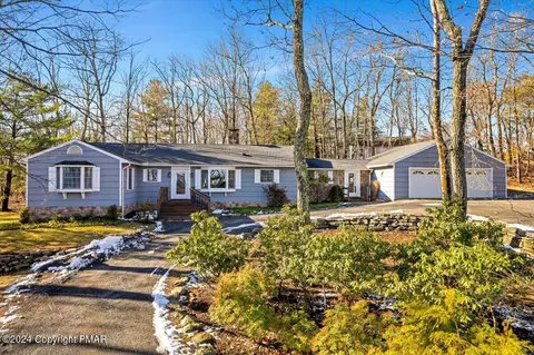 321 Summit Dr, Buck Hill Falls, PA 18323