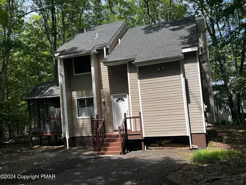 161 St Andrews Dr, Bushkill, PA 18324