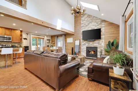 885 Country Place Dr, Tobyhanna, PA 18466