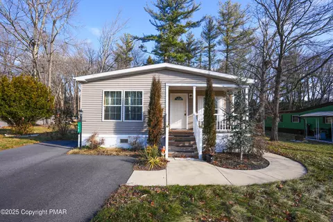 148 E Zimmer Dr, Walnutport, PA 18088