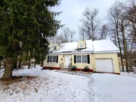 2630 Foxledge Dr, Tobyhanna, PA 18466
