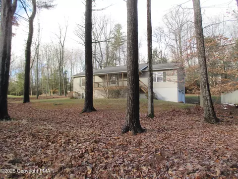 257 Countryside Dr, Brodheadsville, PA 18322