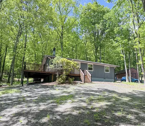 1085 Maple Lake Dr, Bushkill, PA 18324
