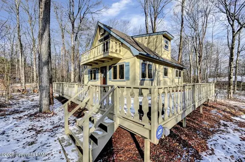 5493 Woodland Ave, Pocono Pines, PA 18350