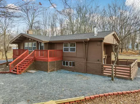 2161 Bushkill Cir, Bushkill, PA 18324
