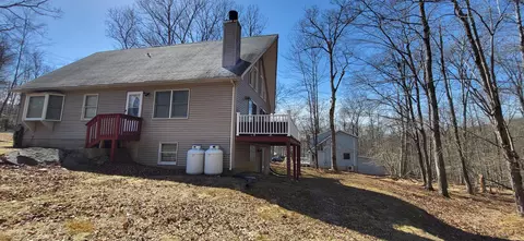 154 Dunchurch Dr, Bushkill, PA 18324