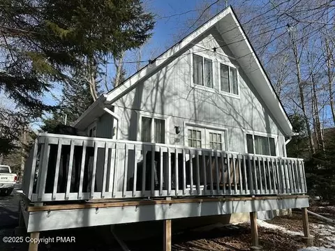 835 Country Place Dr, Tobyhanna, PA 18466
