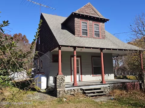 121 Hardytown Rd, Cresco, PA 18326