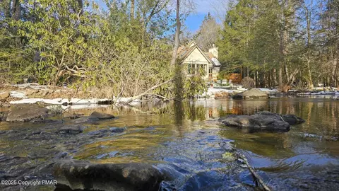 2208 Hillcrest Dr, Pocono Pines, PA 18350