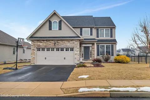 4456 Whitetail Dr, Nazareth, PA 18064
