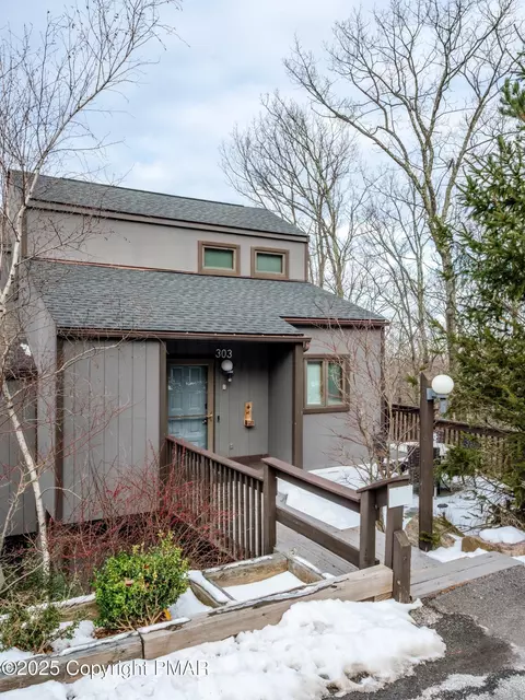 303 Cross Country Ln, Tannersville, PA 18372
