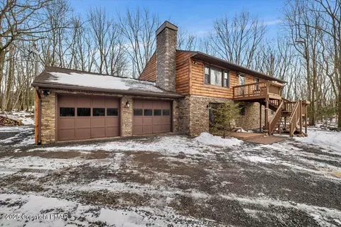 22 Mountain Crest Dr, Lake Harmony, PA 18624