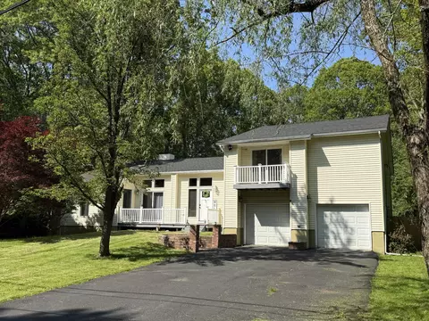 12044 Maplewood Dr, East Stroudsburg, PA 18302