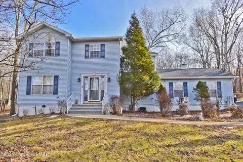 140 Ski Way Dr, Henryville, PA 18332