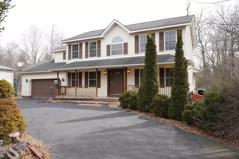7723 Apple Ln, Tobyhanna, PA 18466