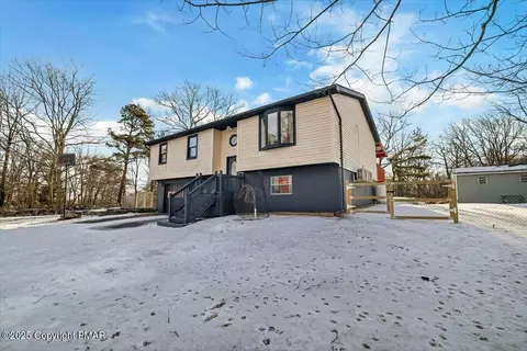 352 Mallard Ln, Bushkill, PA 18324