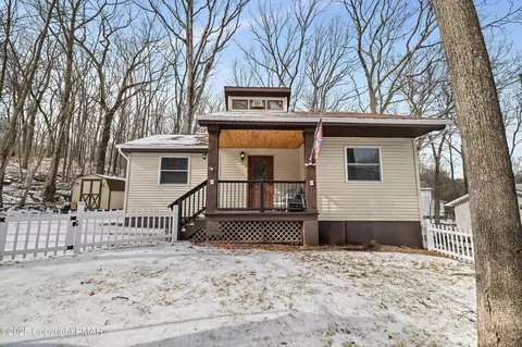 125 Lakeview Dr, Dingmans Ferry, PA 18328