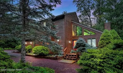 1121 Bear Track Tr, Pocono Pines, PA 18350