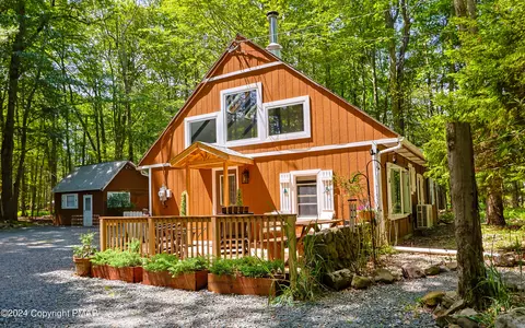 1116 Rhododendron Ln, Pocono Summit, PA 18346