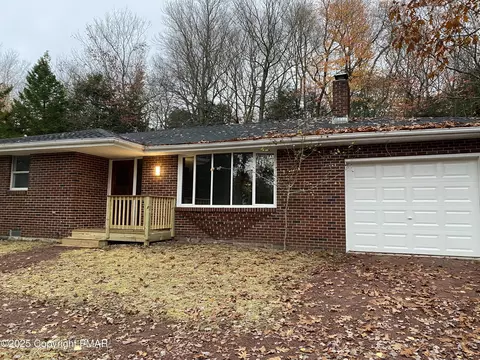 368 Scotch Pine Dr, Pocono Summit, PA 18346