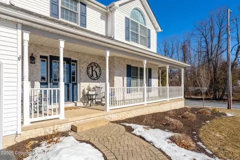 346 E Center St, Wind Gap, PA 18091 photo 4