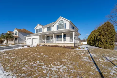 346 E Center St, Wind Gap, PA 18091 photo 3